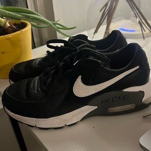 Nike black & white air max